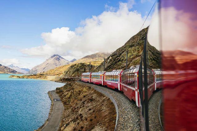 סיור אקספרס ממילאנו לסנט מוריץ ברכבת ברנינה הפנורמית credit to getyourguide.com