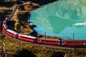 מטיראנו לסנט מוריץ - כרטיס הלוך או הלוך־חזור ברכבת ברנינה האדומה באלפים השוויצריים credit to getyourguide.com
