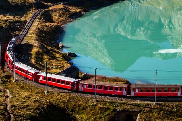 מטיראנו לסנט מוריץ - כרטיס הלוך או הלוך־חזור ברכבת ברנינה האדומה באלפים השוויצריים credit to getyourguide.com