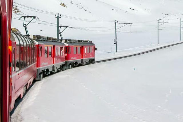 מטיראנו לסנט מוריץ - כרטיס הלוך או הלוך־חזור ברכבת ברנינה האדומה באלפים השוויצריים credit to getyourguide.com