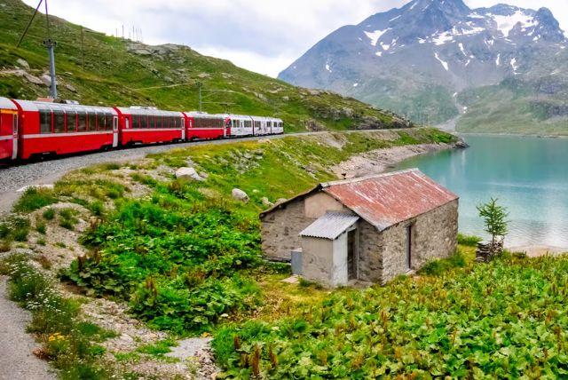מטיראנו לסנט מוריץ - כרטיס רכבת ברנינה האדומה לנסיעה פנורמית באלפים השוויצריים credit to getyourguide.com