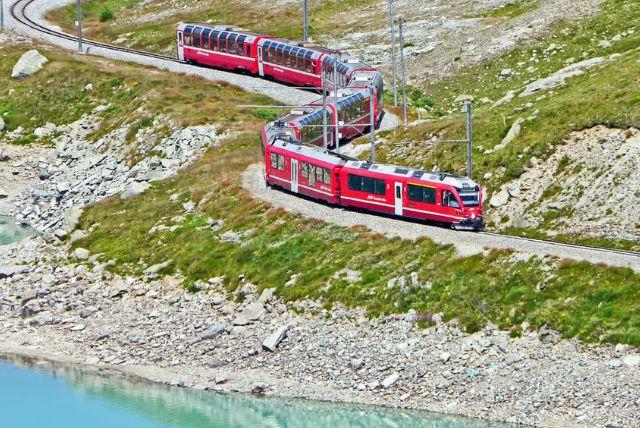 כרטיס נסיעת רכבת ברנינה האדומה מסנט מוריץ לטיראנו credit to getyourguide.com