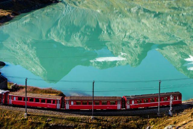 מטיראנו לסנט מוריץ – כרטיס לרכבת ברנינה האדומה כולל טעימות יין מקומיות ביקב אותנטי credit to getyourguide.com