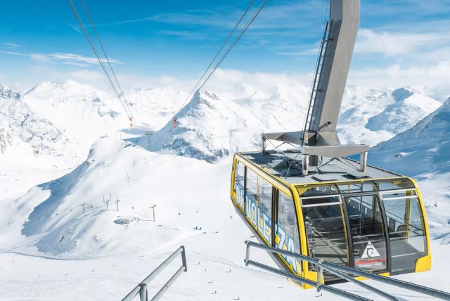 רכבת ברנינה האדומה וארוחת צהריים מול הרי האלפים - יום טיול ממילאנו עם טיפוס לרכבל דיוולצה (Diavolezza Lodge) credit to getyourguide.com