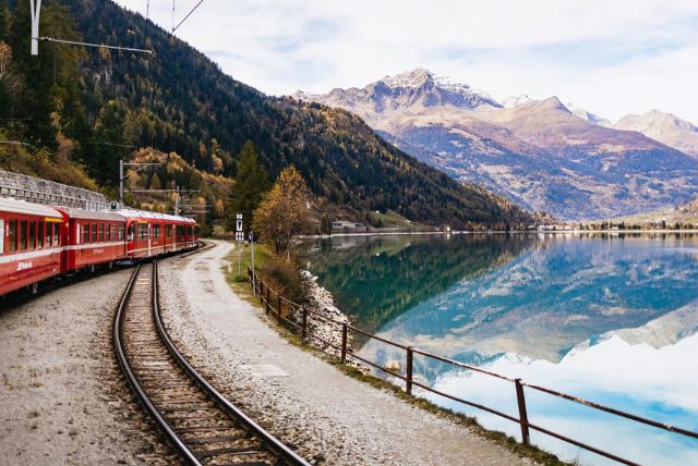אגם קומו, סנט מוריץ ורכבת ברנינה האדומה - יום טיול מהעיר מילאנו credit to getyourguide.com