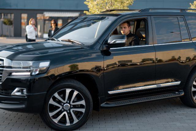 סיור פרטי ברכב ממילאנו לסנט מוריץ ואז עלייה לרכבת ברנינה אקספרס