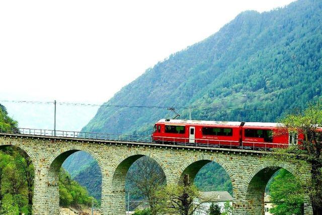 סיור אינטימי ברכבת ברנינה לאלפים השוויצריים (מסלול מורשת אונסק"ו) credit to viator.com