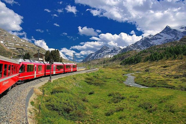 רכבת ברנינה אקספרס וסנט מוריץ – טיול יום ממילאנו באלפים השוויצריים credit to viator.com