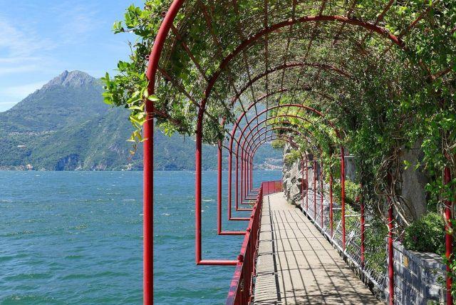 טיול יום ממילאנו הכולל סיור באגם קומו, האלפים השוויצריים ורכבת ברנינה האדומה credit to viator.com