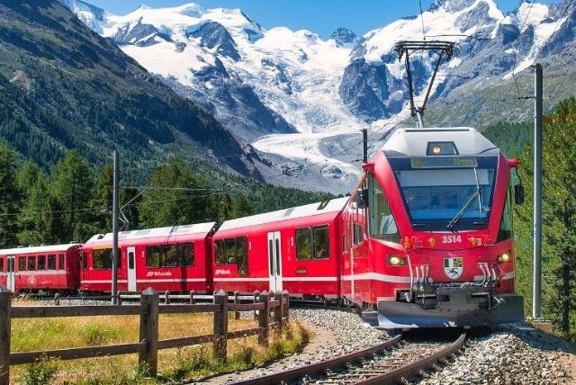 מסלול רכבת ברנינה האדומה ממילאנו דרך לקו, ורנה וכוליקו עד סנט מוריץ credit to viator.com