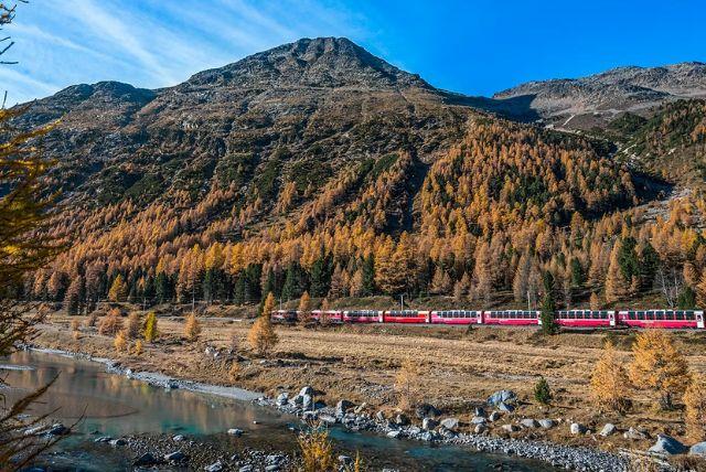 האם יש Wi-Fi, מזון או שירותים ברכבת ברנינה credit to headout.com