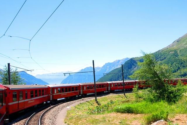 האם כדאי לנסוע ברכב פרטי או בתחבורה ציבורית לרכבת ברנינה? credit to tiqets.com