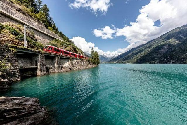 ההבדלים בין קווי Bernina Express השונים לפי עונה ולפי יעד credit to tiqets.com