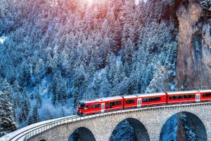 Bernina Express - סיור מודרך ממילאנו לסנט מוריץ ברכבת ברנינה האדומה באלפים השוויצריים credit to getyourguide.com