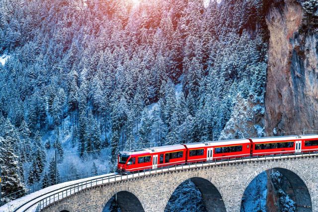 Bernina Express - סיור מודרך ממילאנו לסנט מוריץ ברכבת ברנינה האדומה באלפים השוויצריים credit to getyourguide.com