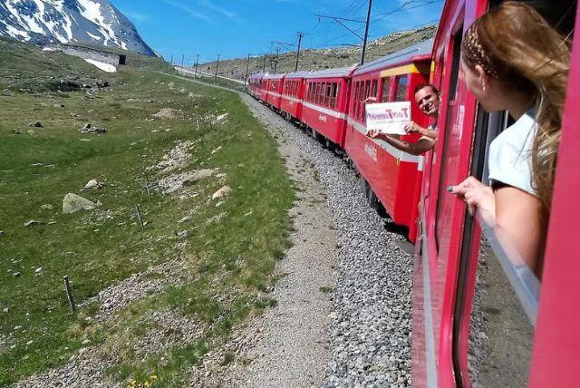 יום טיול ממילאנו לסנט מוריץ - רכבת ברנינה האדומה הפנורמית והגעה לאלפים השוויצריים credit to getyourguide.com