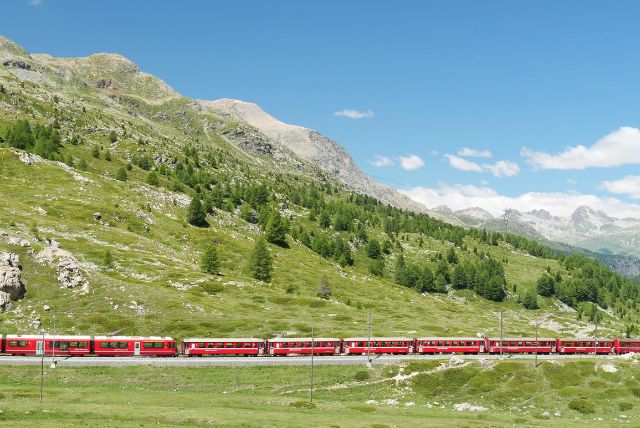 המשמעות של הצבע האדום – הסמליות של הרכבת ברנינה בנוף האלפיני