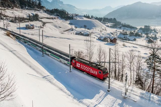 Swiss Travel Pass - נסיעה חופשית ברכבת, באוטובוס ובסירה בכל שוויץ credit to headout.com