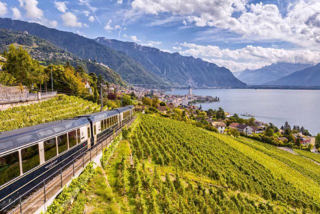 Swiss Travel Pass - נסיעה חופשית ברכבת, באוטובוס ובסירה בכל שוויץ credit to getyourguide.com