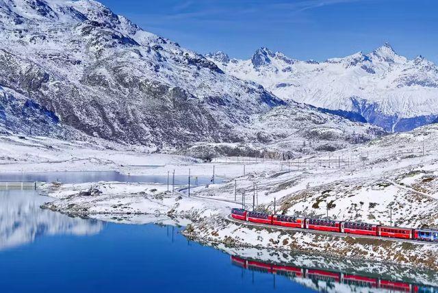 הזמנת מושבים לרכבת ברנינה אקספרס - מטיראנו לסנט מוריץ או כור (Chur) credit to headout.com
