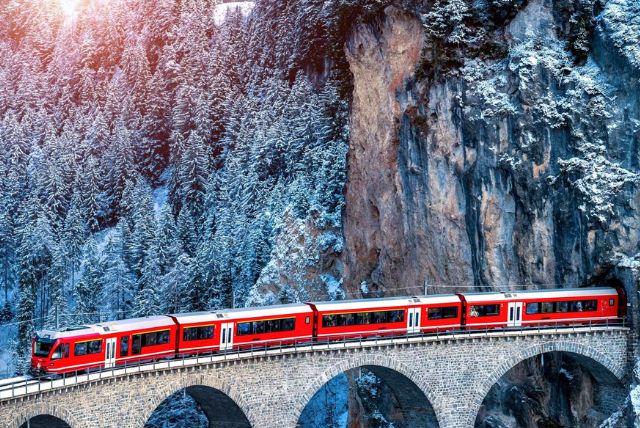 רכבת ברנינה האדומה - נסיעה ברכבת אלפינית טיול יומי ממילאנו עד הפסגות המושלגות credit to tiqets.com