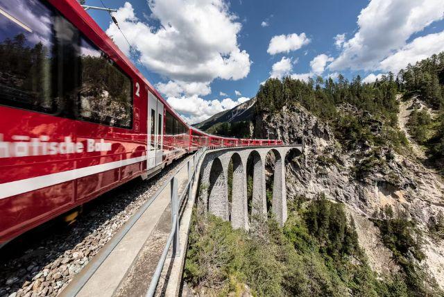 טיול ברכבת ממילאנו אל סנט מוריץ וטיראנו - סיור פנורמי ברכבת ברנינה אקספרס credit to tiqets.com