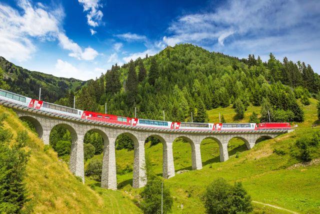 כרטיסים הלוך וחזור לרכבת ברנינה האדומה ממילאנו לשוויץ באותו יום credit to tiqets.com