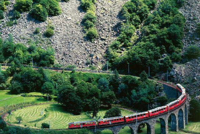 כרטיסים הלוך וחזור לרכבת ברנינה האדומה ממילאנו לשוויץ באותו יום credit to tiqets.com