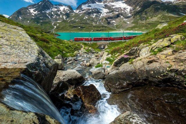 השוואת מחירים בין רכבת ברנינה הרשמית לרכבת האזורית credit to viator.com