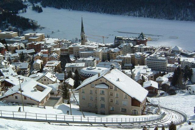רכבת ברנינה האדומה וסנט מוריץ - טיול יומי ממילאנו עם הרכבת האלפינית היוקרתית credit to viator.com