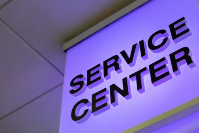 שילוט, שפות ושירותים לנוסעים ברכבת ברנינה