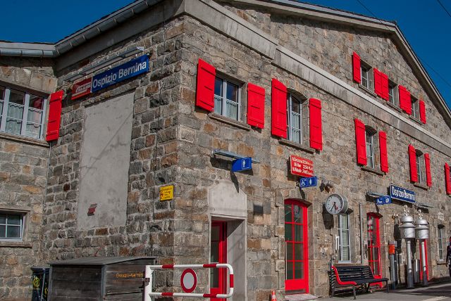 שילוט, שפות ושירותים לנוסעים ברכבת ברנינה