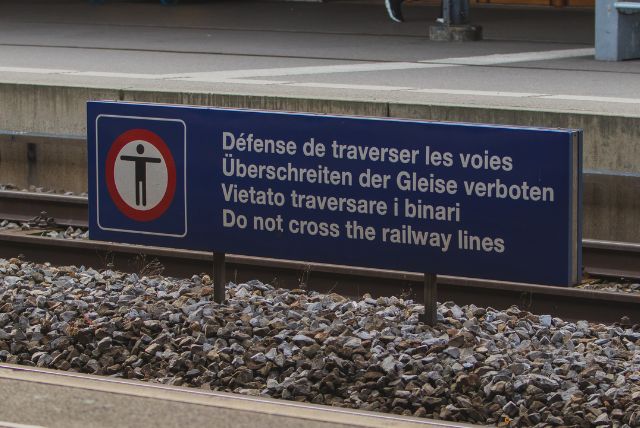 שילוט, שפות ושירותים לנוסעים ברכבת ברנינה