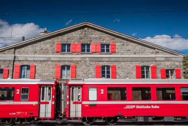 שילוט, שפות ושירותים לנוסעים ברכבת ברנינה