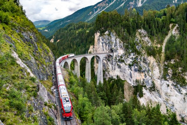 שילוט, שפות ושירותים לנוסעים ברכבת ברנינה