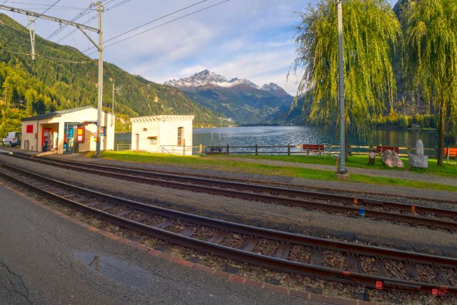 תחנת Poschiavo – אחת התחנות המרכזיות; עיירה שוויצרית טיפוסית עם זמן חופשי למטיילים.