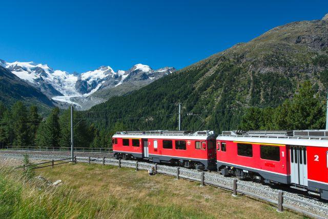 כמה זמן עוצרת הרכבת בתחנות לאורך המסלול
