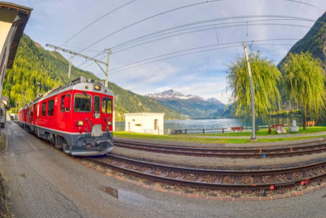 תחנת San Carlo – תחנה קטנה מדרום ל-Poschiavo.