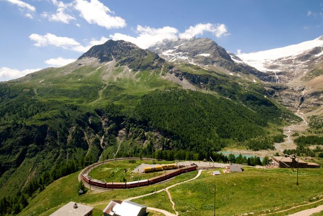 תחנת Sfazù – תחנה הררית קטנה בין Cavaglia ל-Alp Grüm.