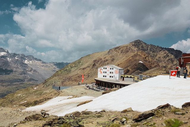 תחנת Bernina Diavolezza – תחנה למעלה הרכבל Diavolezza ול Lodge בגובה 2,978 מ'.