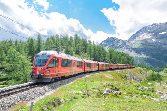 Bernina Express” - מדובר ברכבת עם קרונות פנורמיים