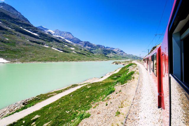 מה ההבדל בין Bernina Express לבין Bernina Red Train (הרכבת האזורית)?