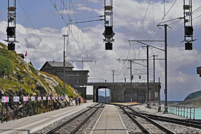 תחנת Bernina Suot – תחנה טכנית המשמשת לעיתים לעצירות קצרות בלבד.