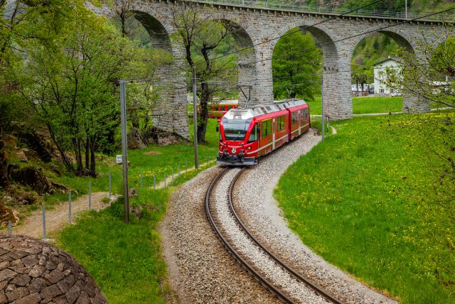 תחנת Brusio – תחנה ליד גשר הספירלה המפורסם Brusio Spiral Viaduct.