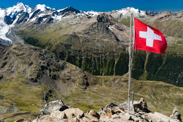 לאילו מסלולי הליכה אפשר ללכת ולטייל שעוצרים עם רכבת ברנינה?