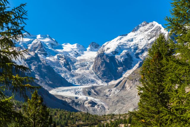 תחנת Morteratsch – תחנה עם שביל גישה לקרחון Morteratsch המפורסם.