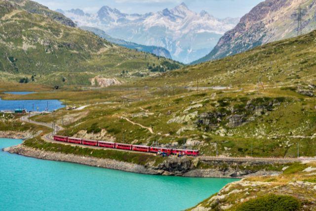 מה רואים בדרך ואיפה עוצרים? הקרחונים, האגמים והפסגות המרשימות של רכבת ברנינה