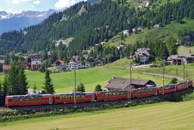 מי מפעיל את רכבת ברנינה ואיך היא משתלבת ברשת הרכבות השוויצרית (Rhaetian Railway)?