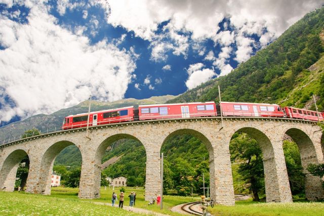 קרון תיירים מאורגן (Tourist Coach) ברכבת ברנינה האדומה