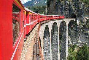 הגעה עם רכבת ברנינה אקספרס אל העיר כור בשוויץ